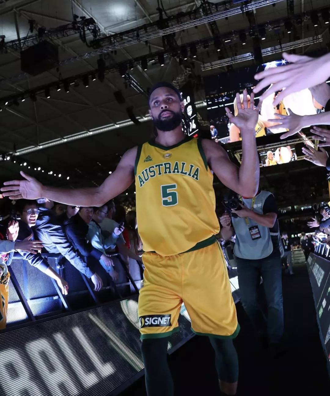 赛地聚焦:社区盾集结日热度飙升;国际米兰豪取连胜;更衣室稳定;团队化学反应显著 赛地聚焦:社区盾集结日热度飙升;国际米兰豪取连胜;更衣室稳定;团队化学反应显著